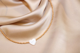 Delikatny naszyjnik z masą perłową