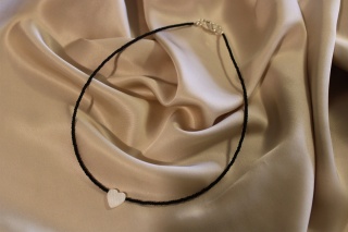 Delikatny naszyjnik z masą perłową