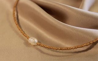 Delikatny naszyjnik z prawdziwą perłą