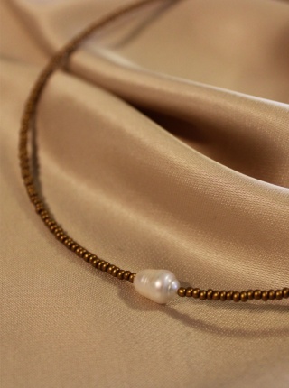 Delikatny naszyjnik z prawdziwą perłą